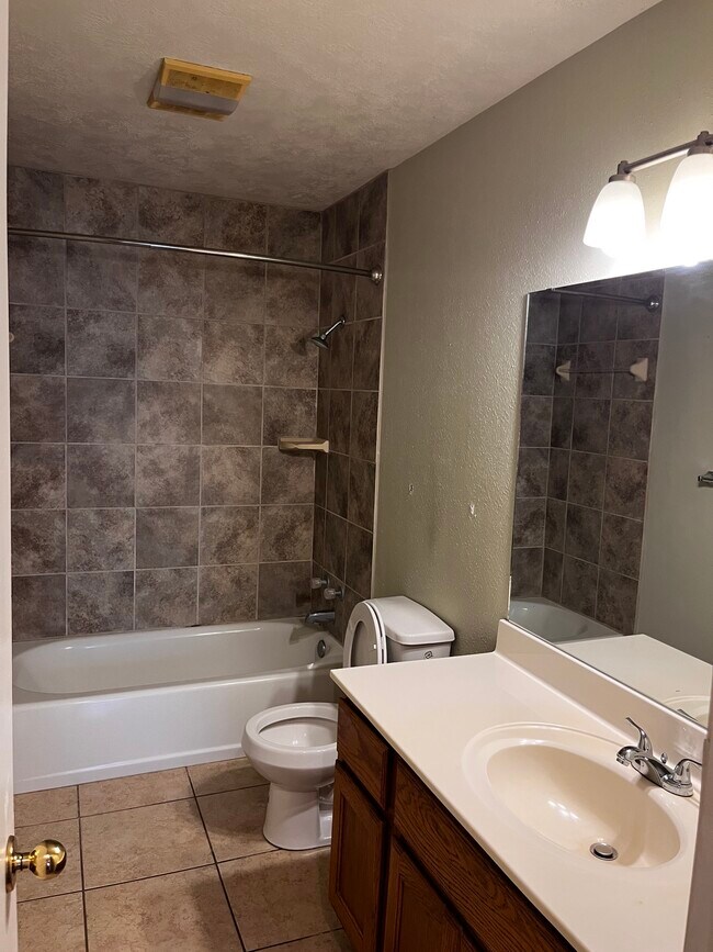 Building Photo - 4009 Hunter Creek Dr