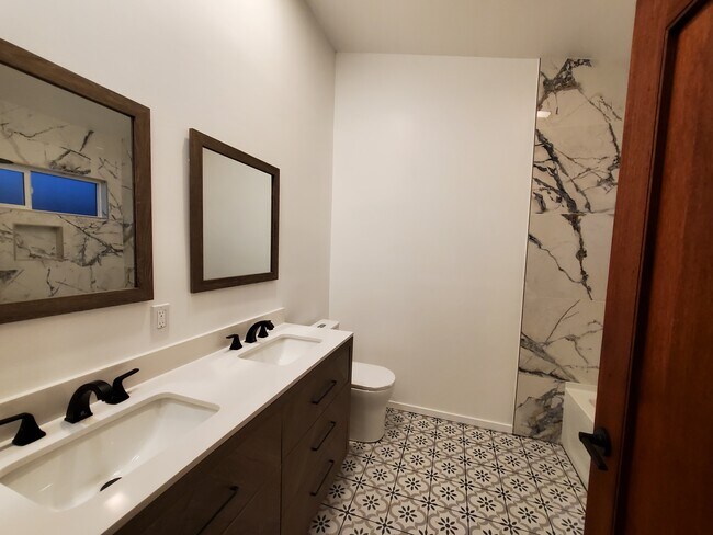 2520 - M. bathroom - 2520 Delaware St