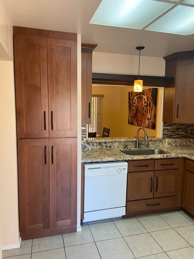 Building Photo - Sun City - Short Term Rental - Fully Furnished