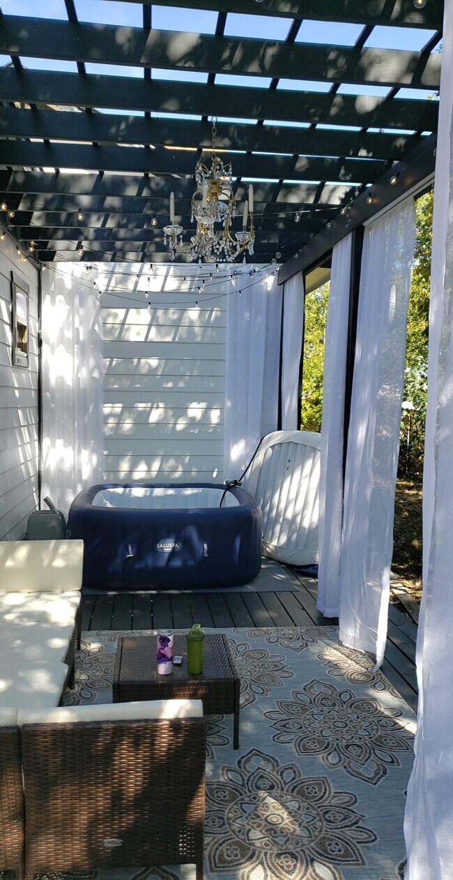 Deck/pergola - 504 N Ridge St