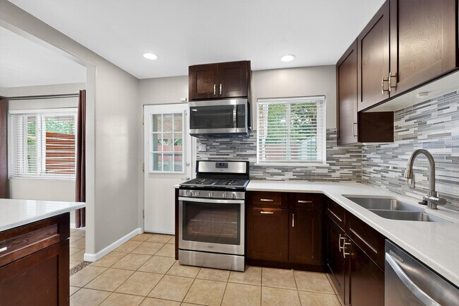 Building Photo - 2020 Hendola Dr NE