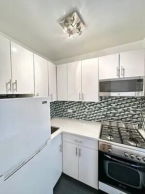 Building Photo - 88 Bleecker St