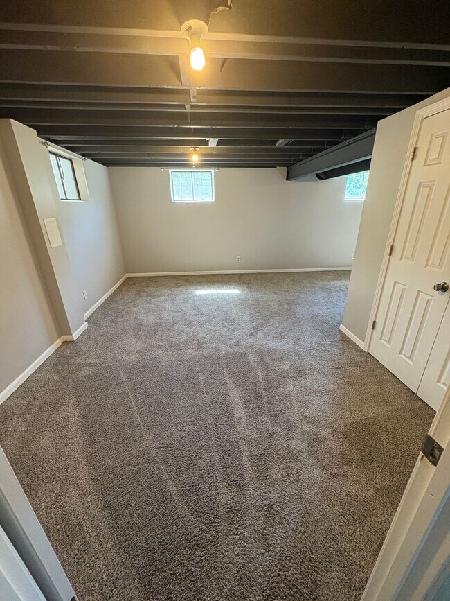 Building Photo - Spacious 4 Bed / 2.5 Bath Home on Nearly 3/4 Acre Lot with Walkout Basement and Multiple Living A...