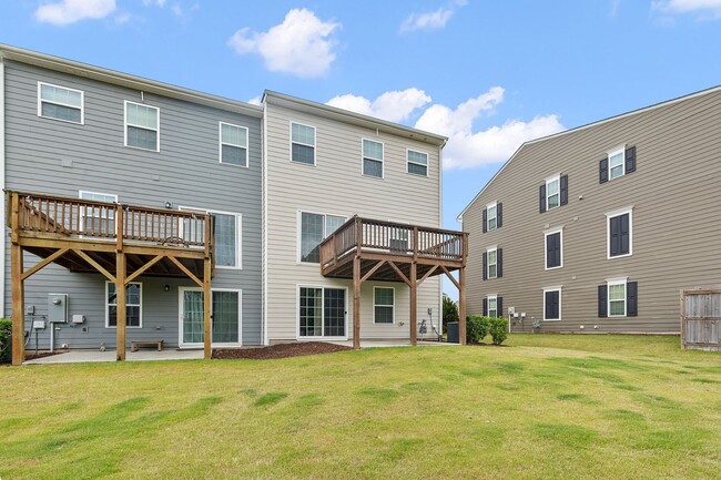 Building Photo - **End Unit 3/3 Townhome in Great Location**