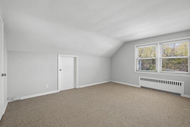 Building Photo - 1025 Louise Ave