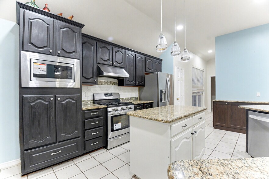 Building Photo - 5474 Golfside Dr