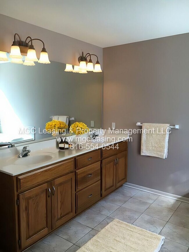 Building Photo - Stop scrolling—your dream home in Lee’s Summit is officially here!
