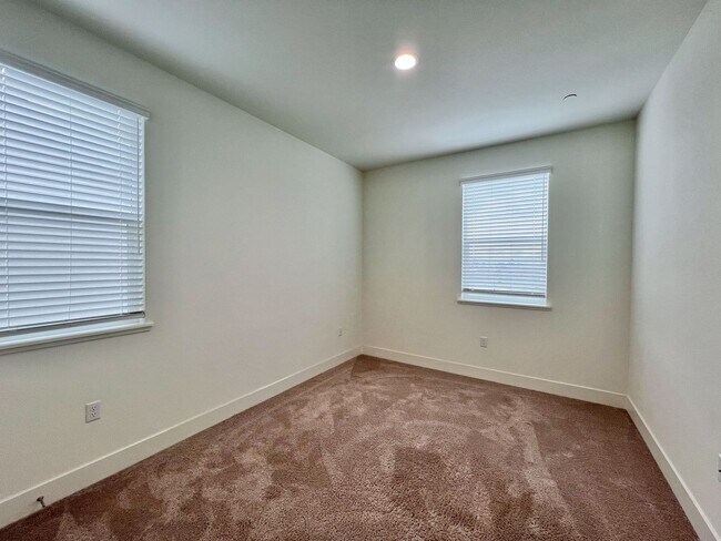 Building Photo - 1311 Chariot Rd