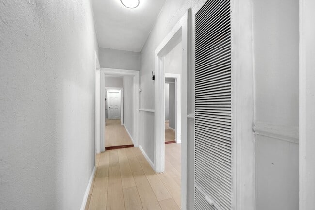 Building Photo - 2034 Eastlake Ave