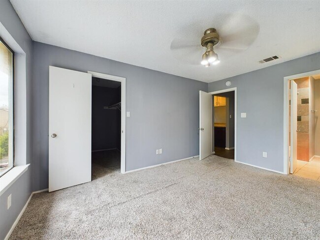 Building Photo - 806 W 24th St