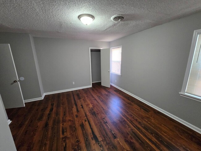 Building Photo - 204 Greenlaw Ave
