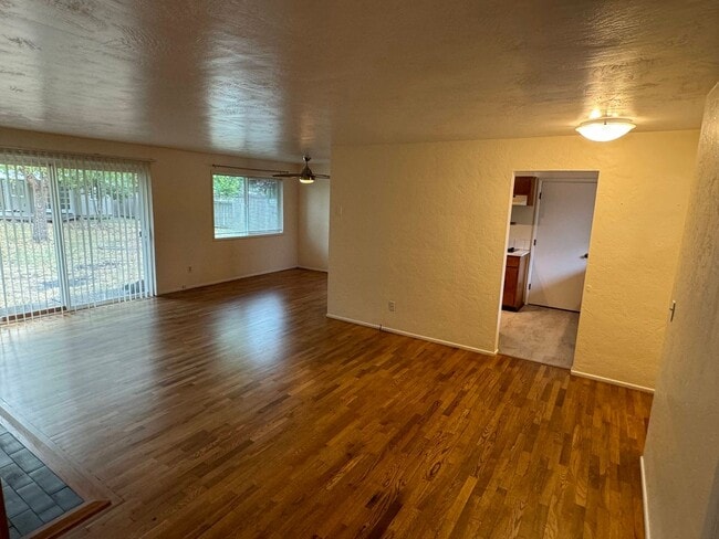 Building Photo - 3+ Bedroom House in Friendly Area