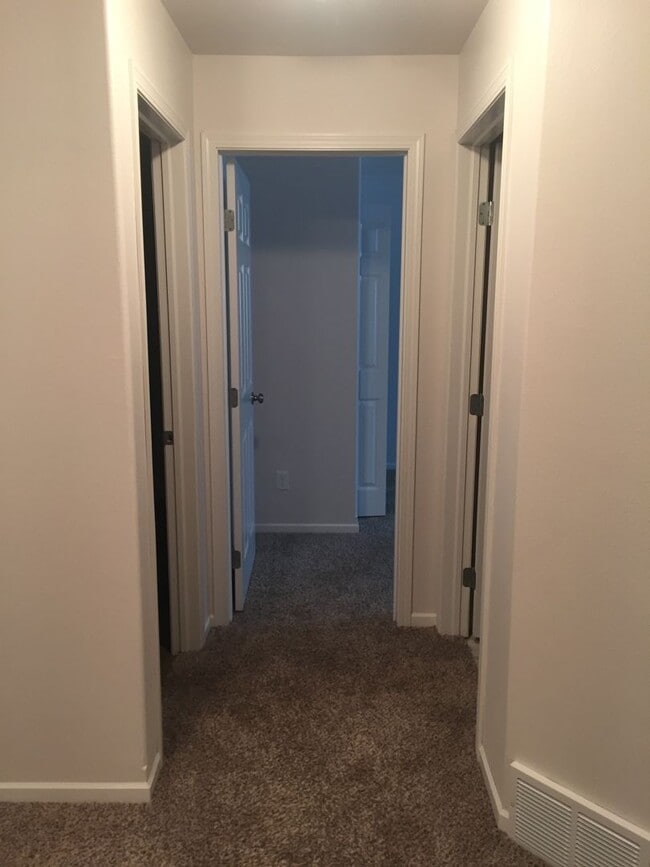 Building Photo - 3 Bed 2 Bath Twin home