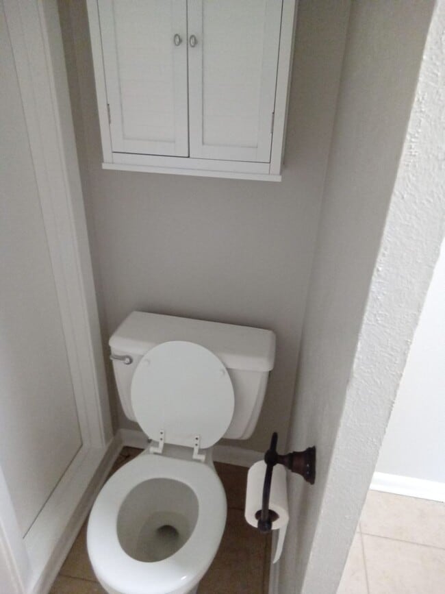 Building Photo - River Oaks Townhouse-Christmas Special!!