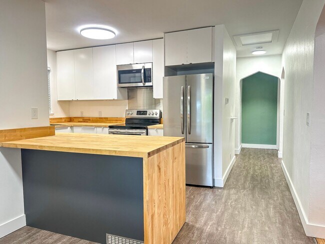 Building Photo - Beautifully Remodeled Duplex in Downtown L...