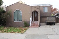 Building Photo - 3 Bedroom, 2 Bath in Single Family Home with BONUS Room Close to Downtown Pittsburg/BART