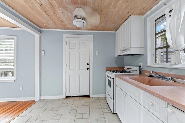 Building Photo - 424 51st St