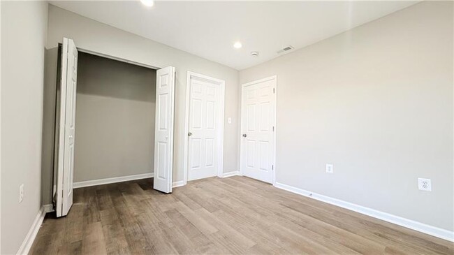 Building Photo - 122 Elm St