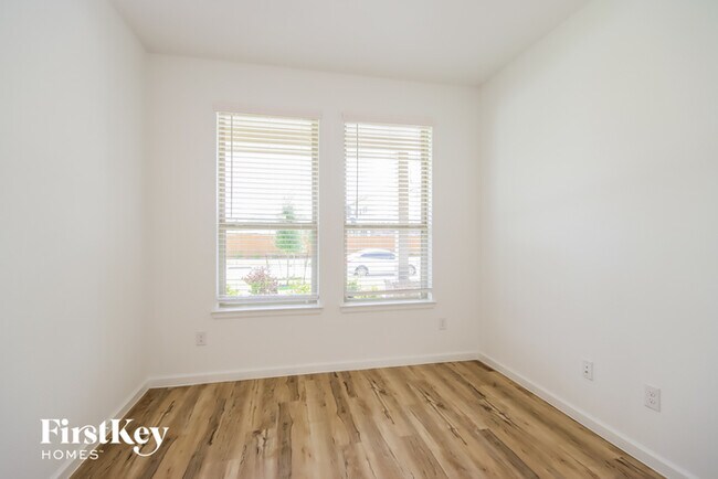 Building Photo - 15807 Kinord Ter Dr