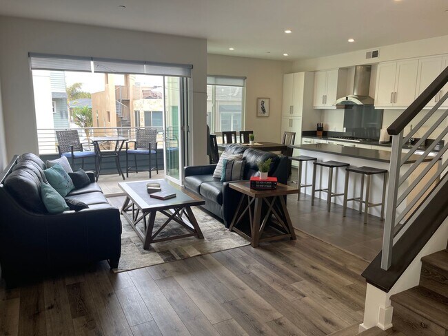 Building Photo - Water views! Less than a block from the ocean! 2 Bed 2.5 Bath Townhome!