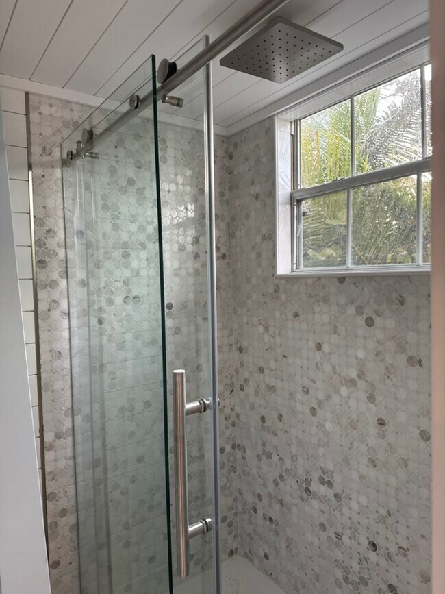 Building Photo - 2732 Weeks Ave