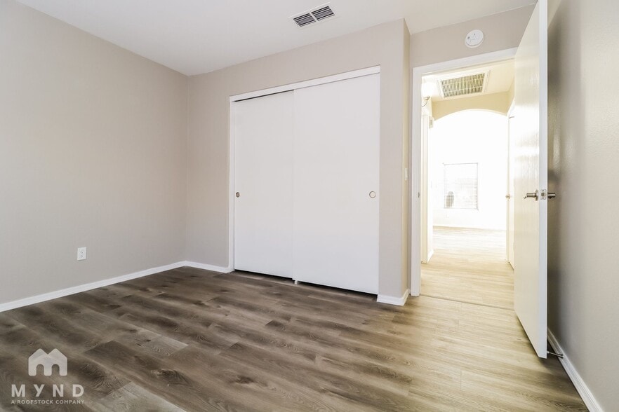 Building Photo - 2303 E Aire Libre Ave