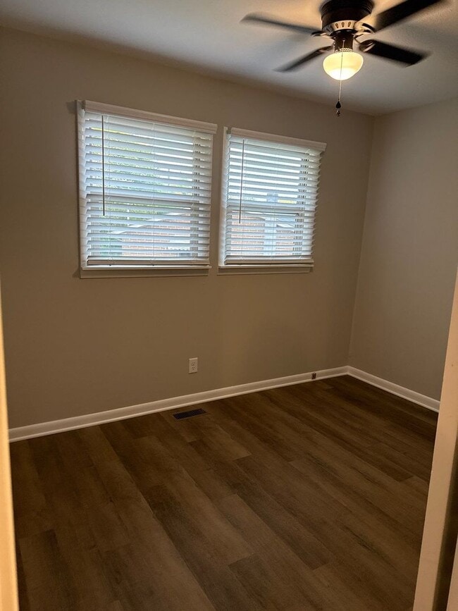 Building Photo - Charming Single-Level 3 Bedroom Home with Backyard and Pet-Friendly Living