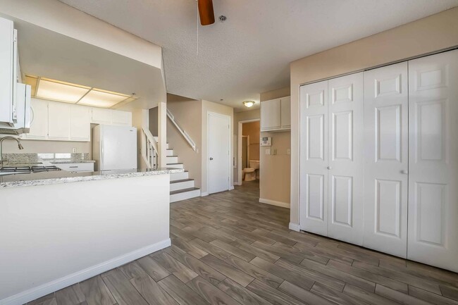 Building Photo - Stylish Townhome in Gated Community!