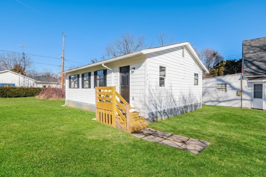 Building Photo - 1851 Norwood Ave