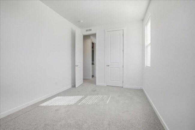 Building Photo - Brand new 3 bed 2.5 bath townhouse