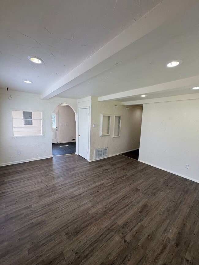 Building Photo - 3 Bedroom in North Linden w/Detached Garage