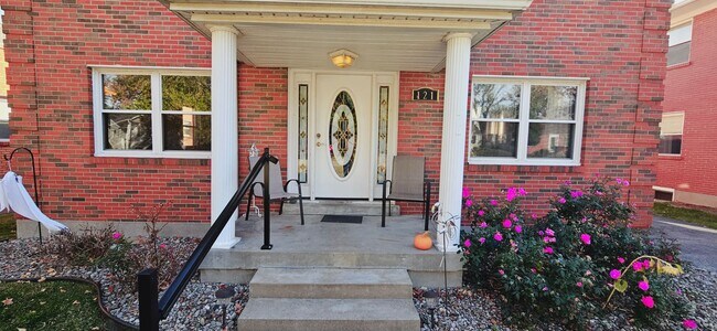 Primary Photo - 121 McArthur Dr