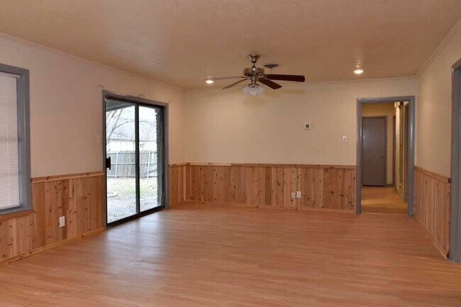 Building Photo - 2506 BEVERLY DR