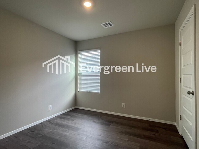 Building Photo - 1010 W Lawton Rd