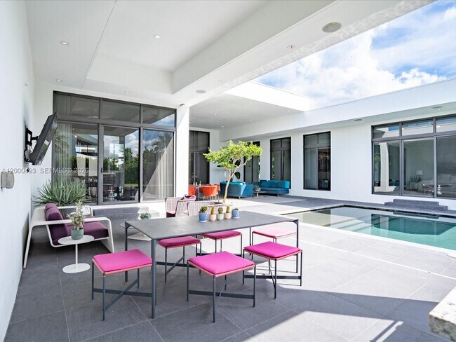 Building Photo - 16650 Sunset Way