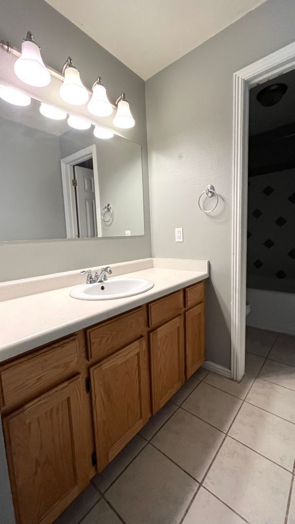 Building Photo - 3 Bedroom/2 Bathroom Condo in Magna