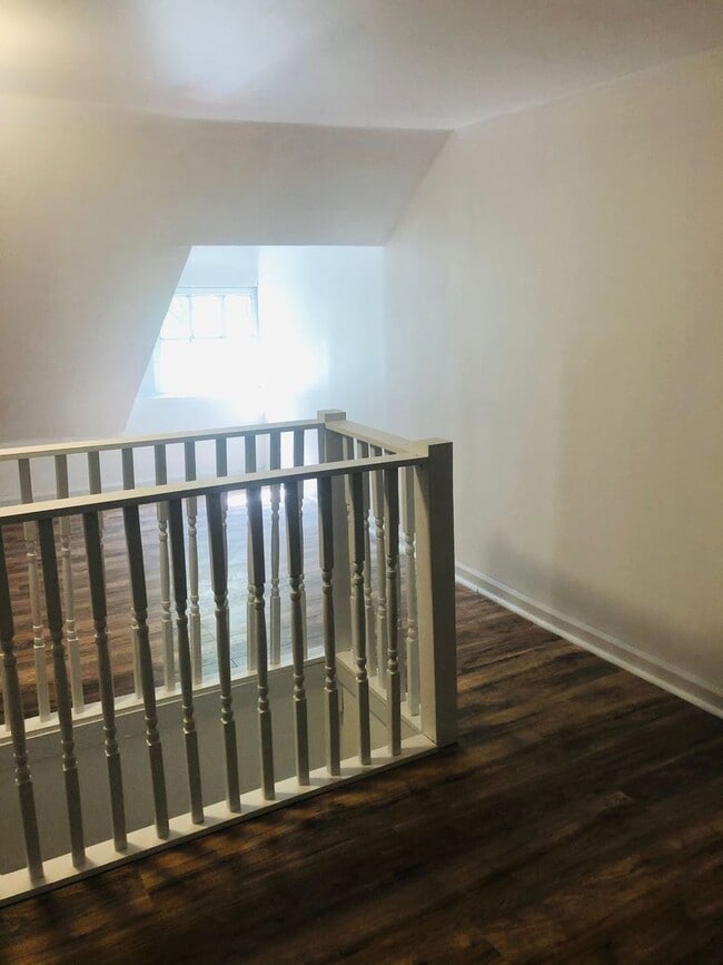 Building Photo - 4 bed 1 bath amazing location