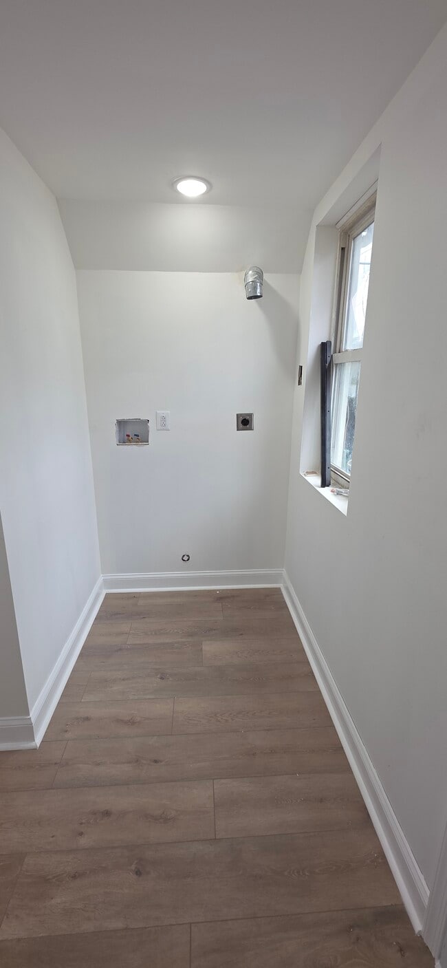 Building Photo - 222 N Glover St