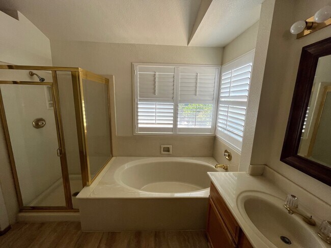 Building Photo - 9240 Foxwood Dr