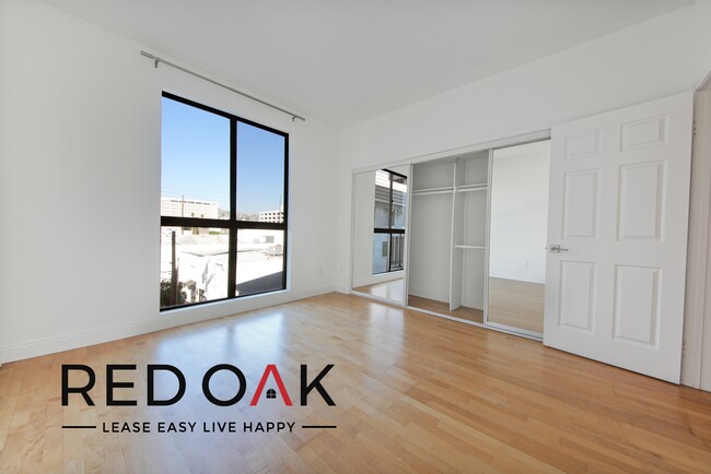 Building Photo - Beautiful One Bedroom Featuring a Lovely F...