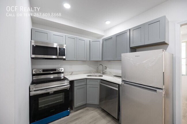 Building Photo - 948 Belmont Ave
