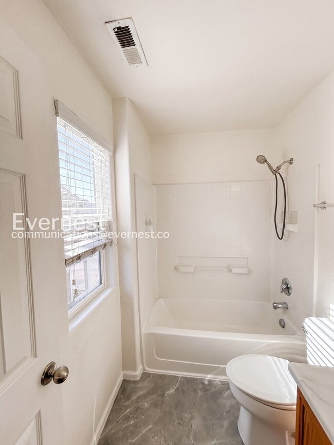 Building Photo - 2 Bed/2.5 Bath Townhome with Modern Amenities / Available Now!
