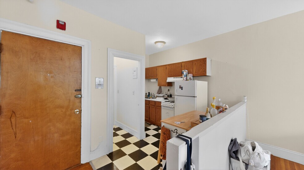 Building Photo - 1071 Beacon St