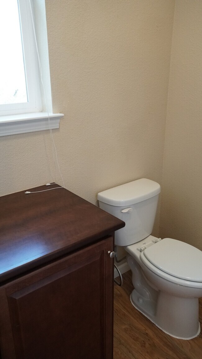 Building Photo - Beautiful two story home in Roseville!