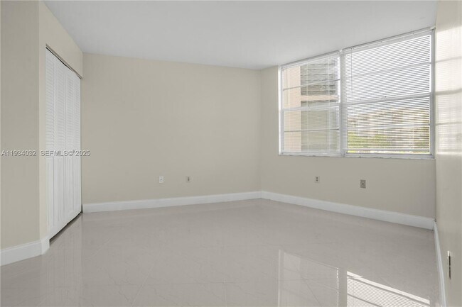 Building Photo - 1300 St Charles Pl