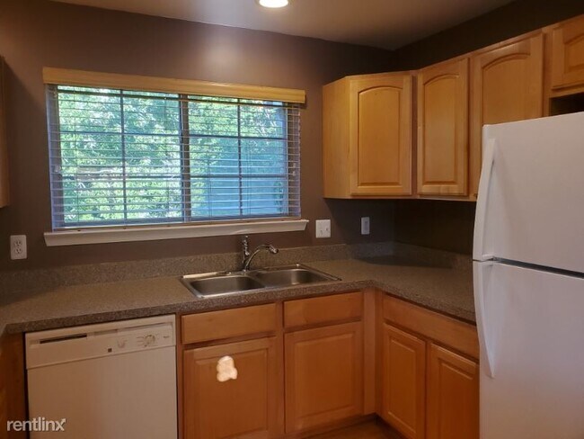 Building Photo - 3 br, 3 bath Condo - 16944 Farmington Rd