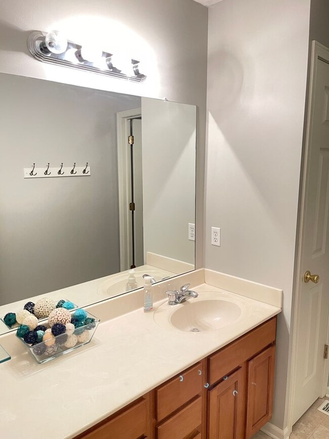 Building Photo - Beautiful 4 bed 2.5 bath 3000+sq ft
