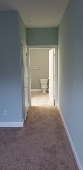 Building Photo - 2000 Fountainview Cir