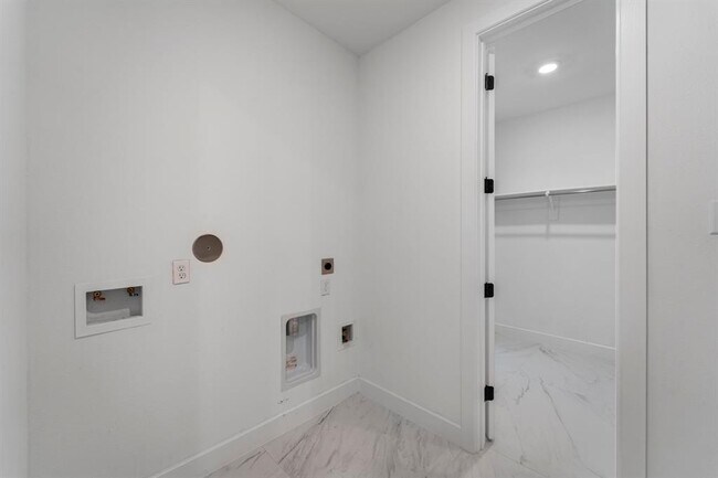 Building Photo - 9818 Daffodil Spgs Dr