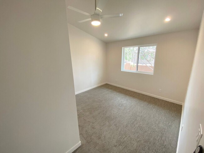 Building Photo - 100 W Hummingbird Ln
